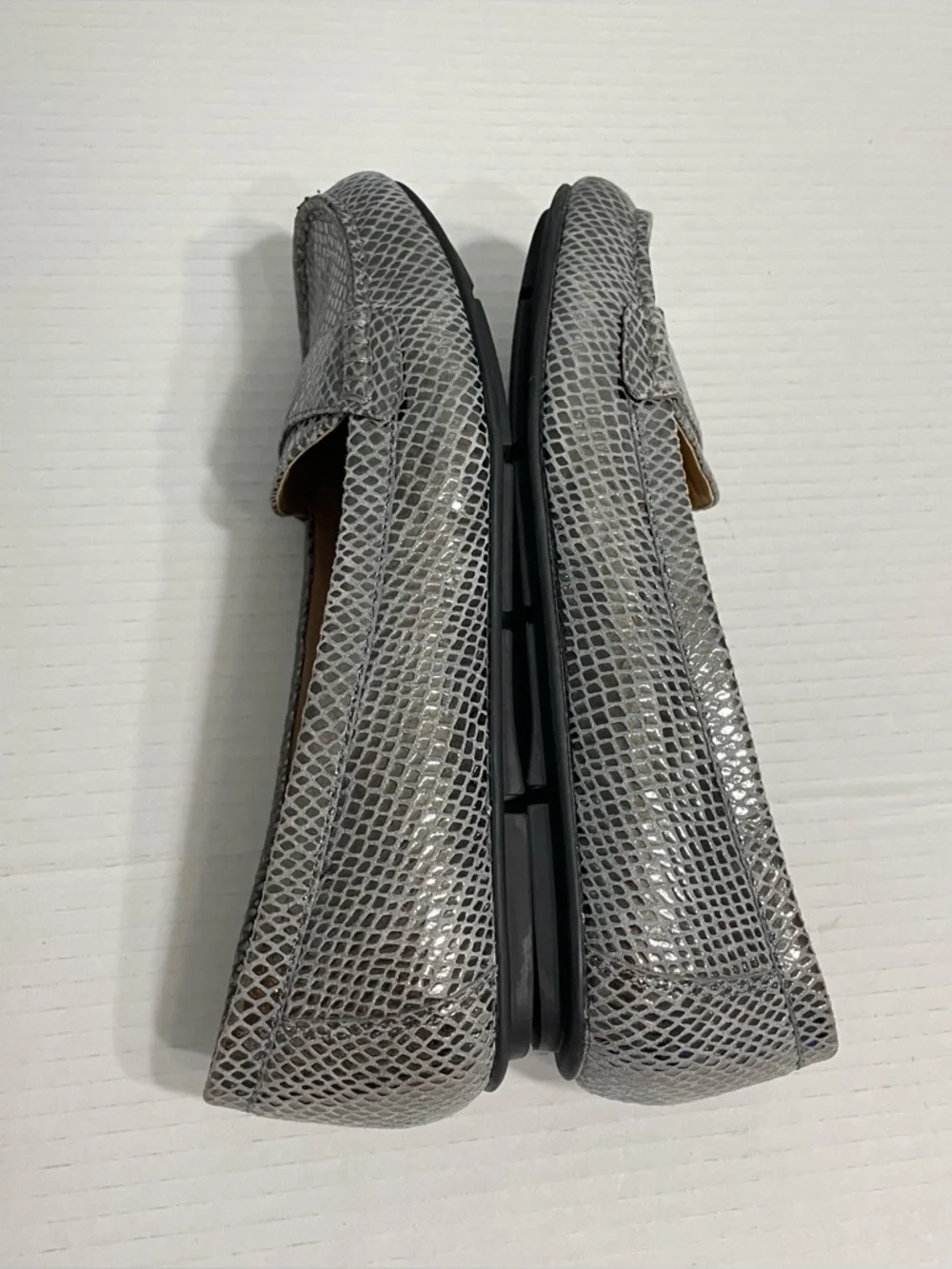 Vionic “Larrun” In Metallic Silver Snake Print